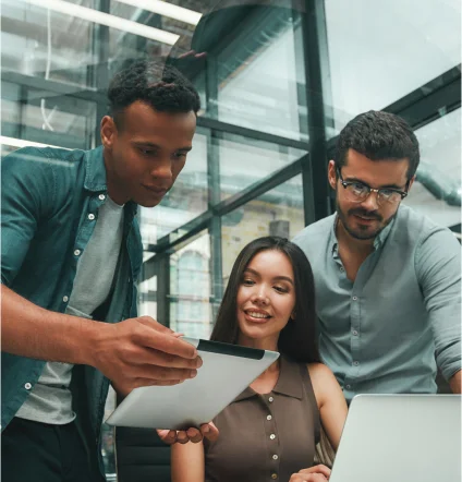 Tres empleados Deister Perú observando plan de trabajo para el desarrollo del sistema ERP.