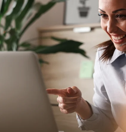 Empleado de Deister Perú observando pantalla de su laptop con el sistema ERP.